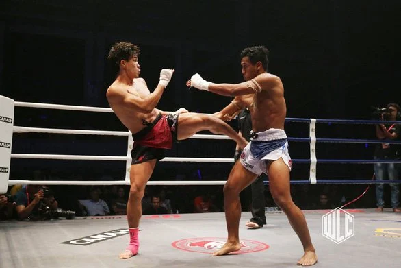 Izat zaki gáy sẵn sàng chấp nguyễn trần duy nhất cả hai tay nhưng đã thua