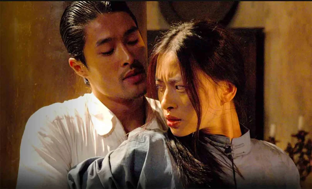 Johnny trí nguyễn (vai lê văn cường) và ngô thanh vân (võ thanh thúy) trong phim dòng máu anh hùng