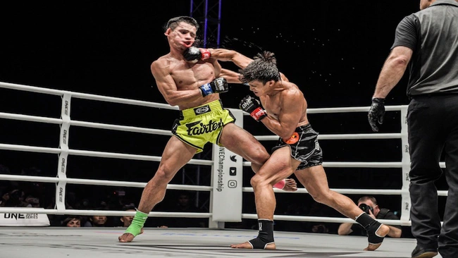 Nguyễn trần duy nhất đánh bại azwan che wil tại one championship